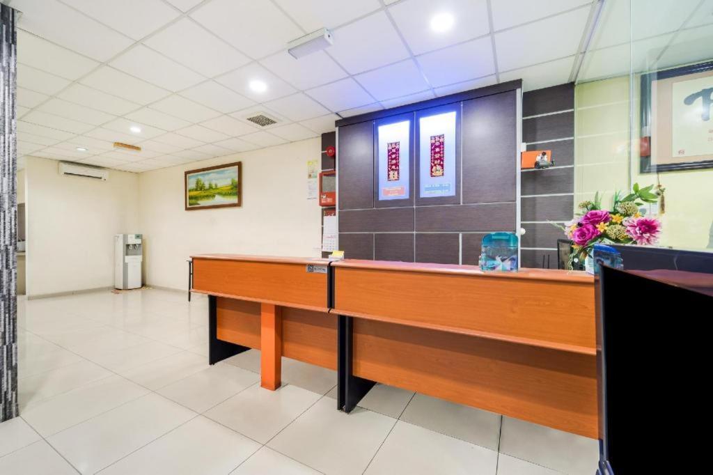 Oyo 301 River Inn Hotel Бътъруърт Екстериор снимка