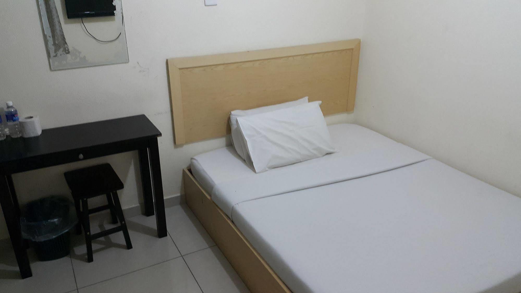 Oyo 301 River Inn Hotel Бътъруърт Екстериор снимка