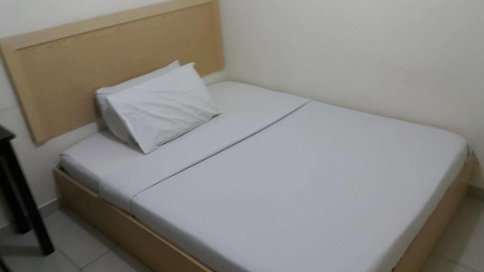 Oyo 301 River Inn Hotel Бътъруърт Екстериор снимка